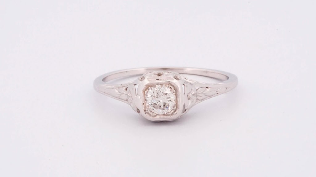 Art Deco 18k White Gold Floral Diamond Ring