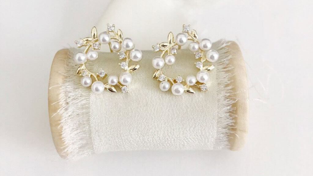 Gold Circle Pearl Wreath Stud Earrings