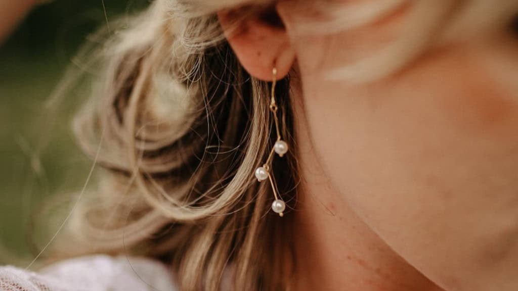 Geometric Dangling Pearl Earrings