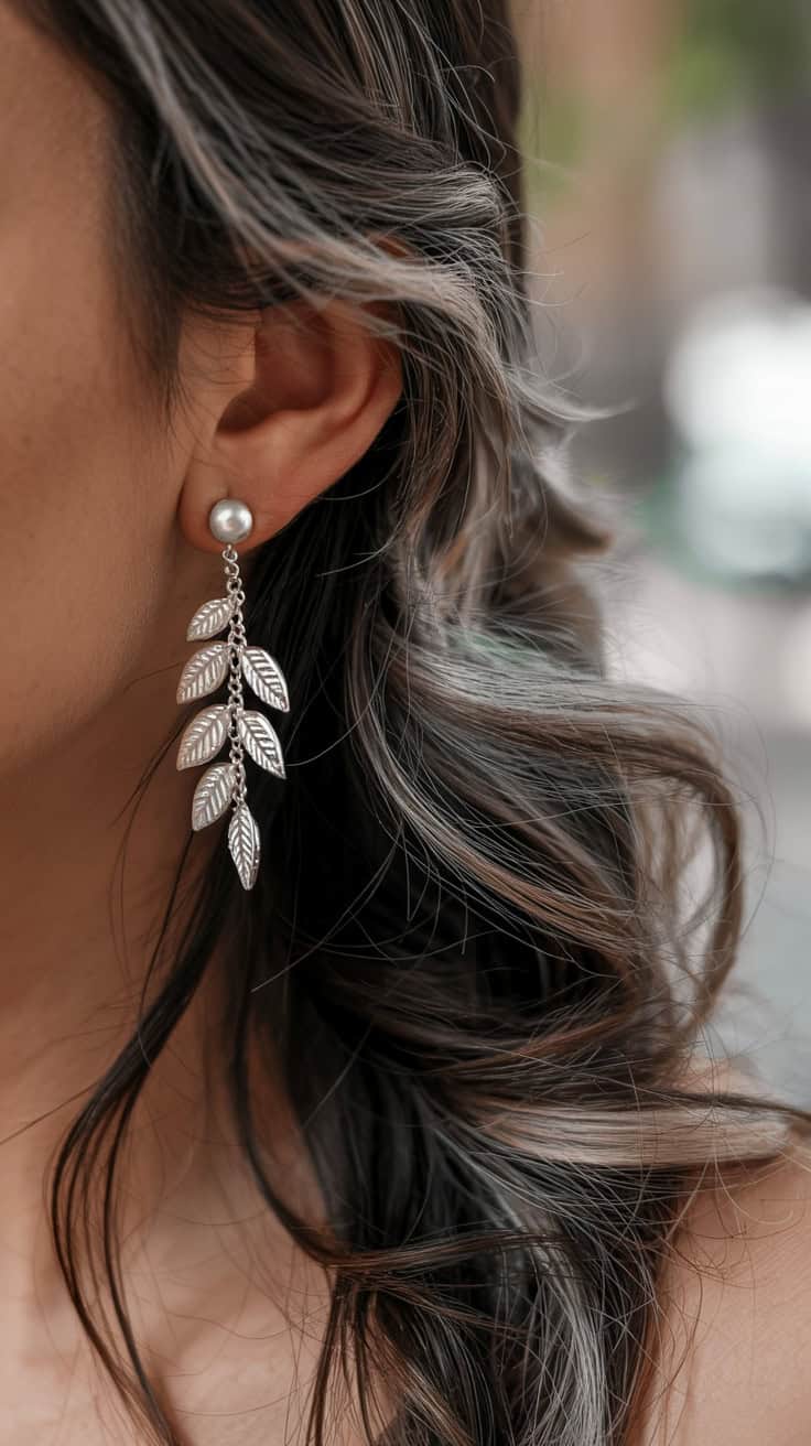 a close up photograph of a silver leaf t YO90bDDQT6X4ZgIXmtQsg B0bFiJKaSNWAWUK2Y4kNAQ