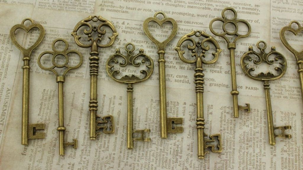 12 Large Antiqued Brass Skeleton Keys