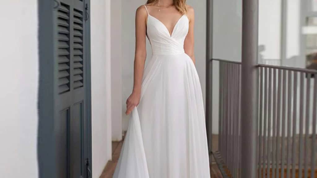 Chic V-Neck Sleeveless Chiffon Wedding Dress