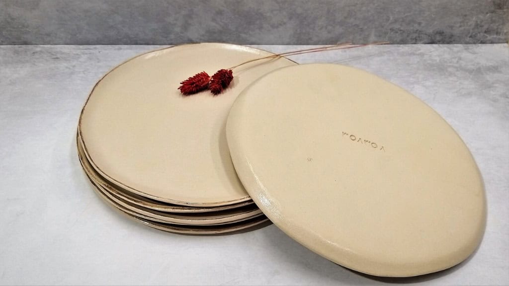Cream Ceramic Dinner Plate Set with Gold Rims
